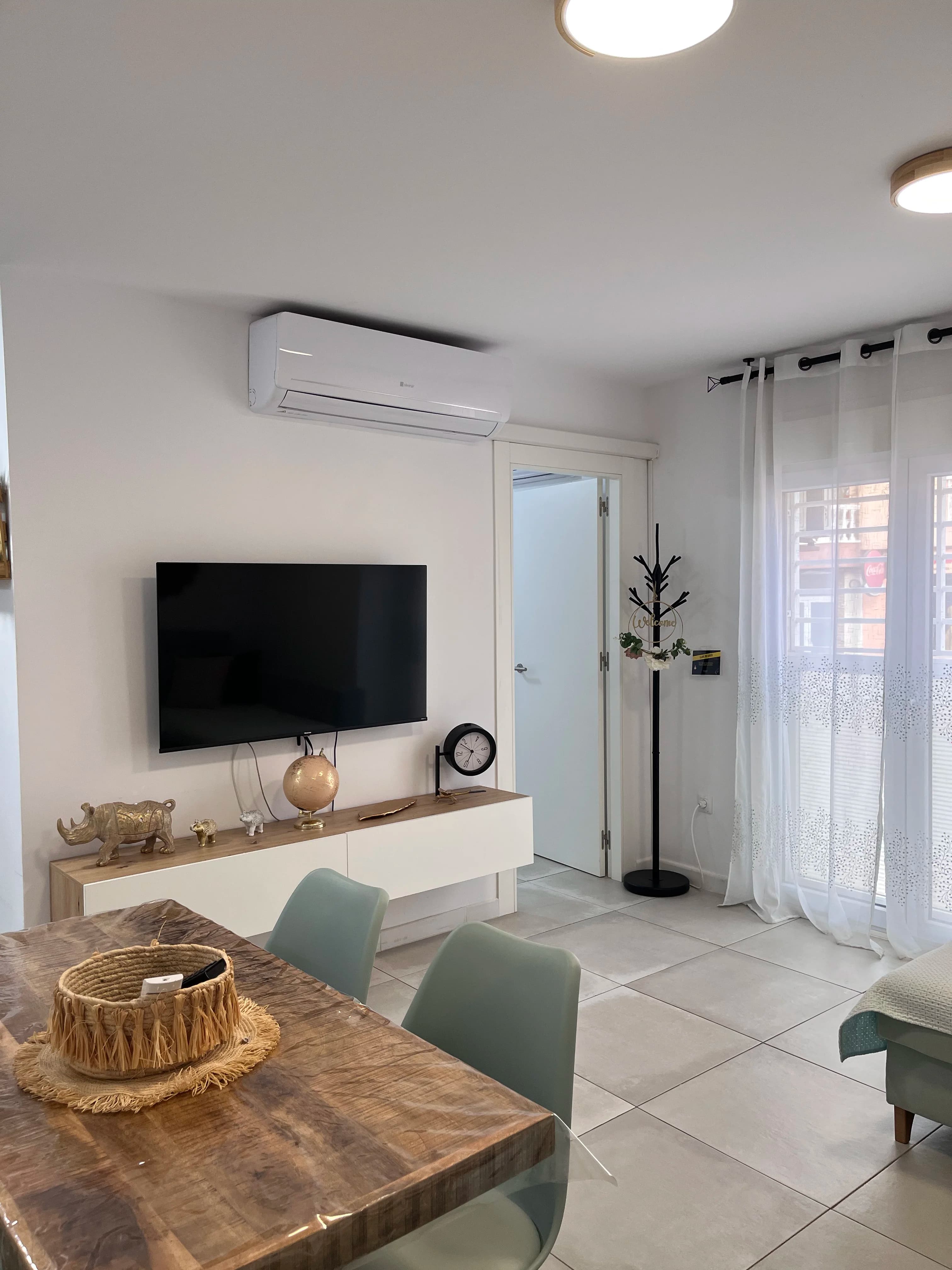 Salón con vistas del apartamento Sudamerica38 en Roquetas de Mar